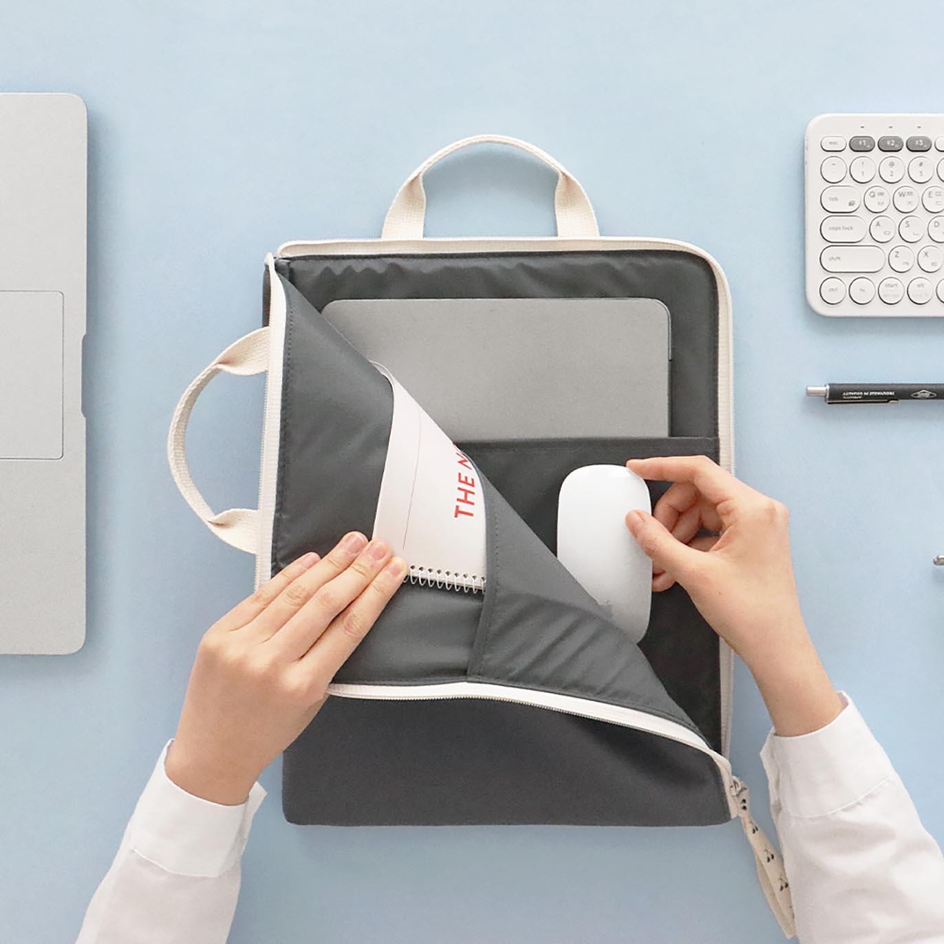 Iconic Laptop pouch cottony beige detail