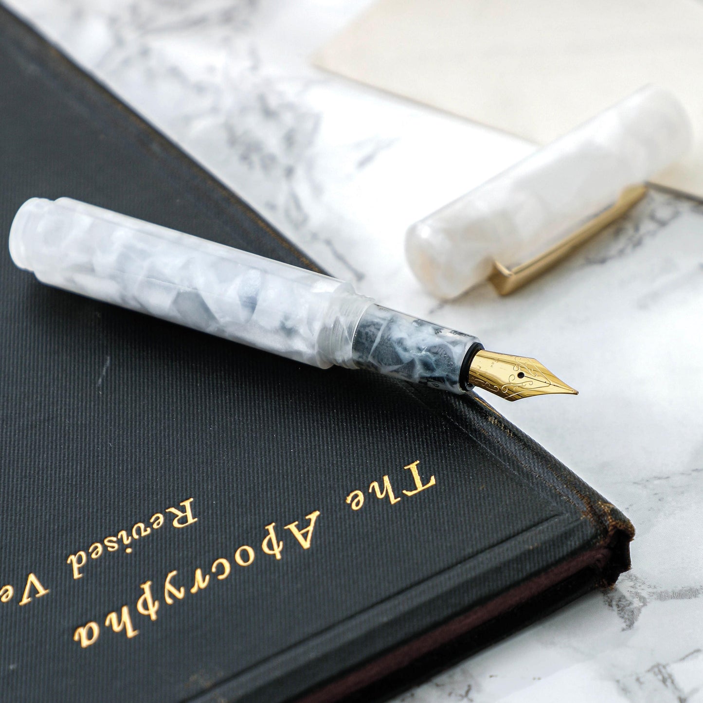 HIGHTIDE Marbled Fountain Pen Attaché White book